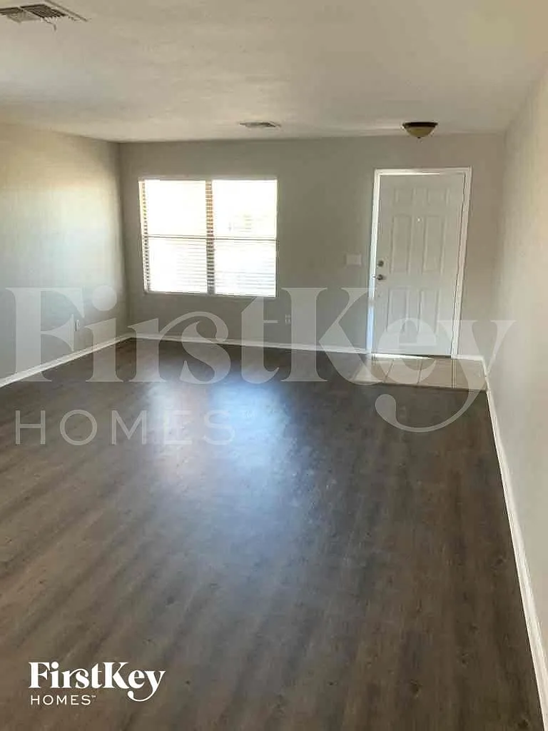 4 bed, 2.0 bath, 1978 sqft, $2,310 — Photo 3