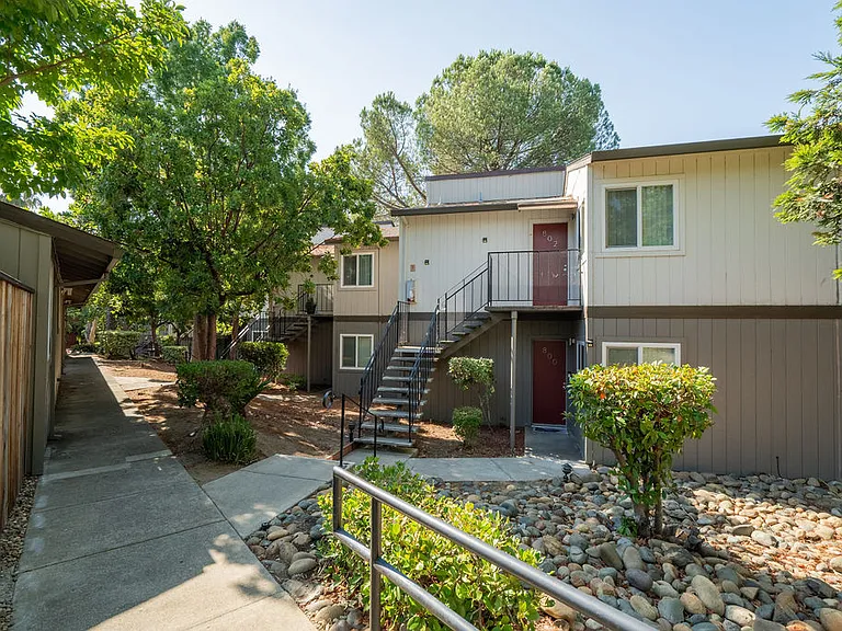 Lynwood Knolls — Photo 32