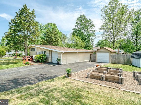 4th image of 4001 Ivanhoe Ln