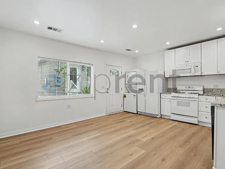 2039 Warren St — Photo 5