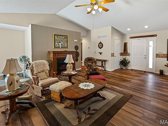 5th image of 6 Shingle Oaks Dr