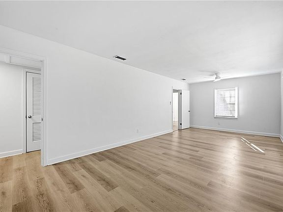3rd image of 318 Sutherland Dr