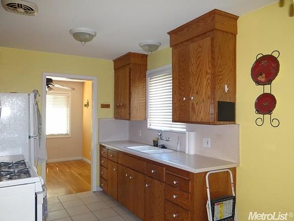 3rd image of 1165 Clarendon St