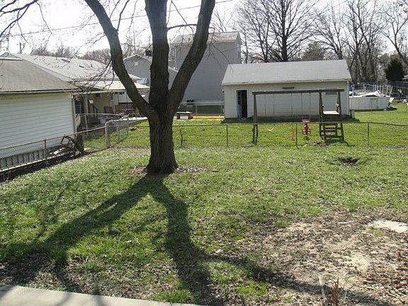 3rd image of 1102 Broadview Blvd N