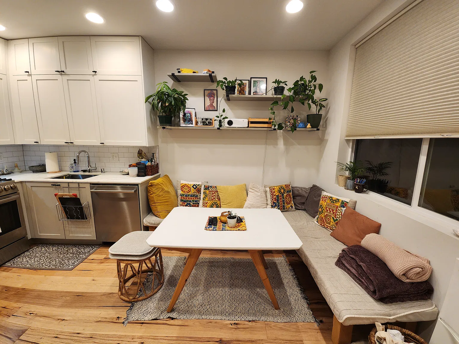 2 bed, 900 sqft, $3,000 — Photo 1