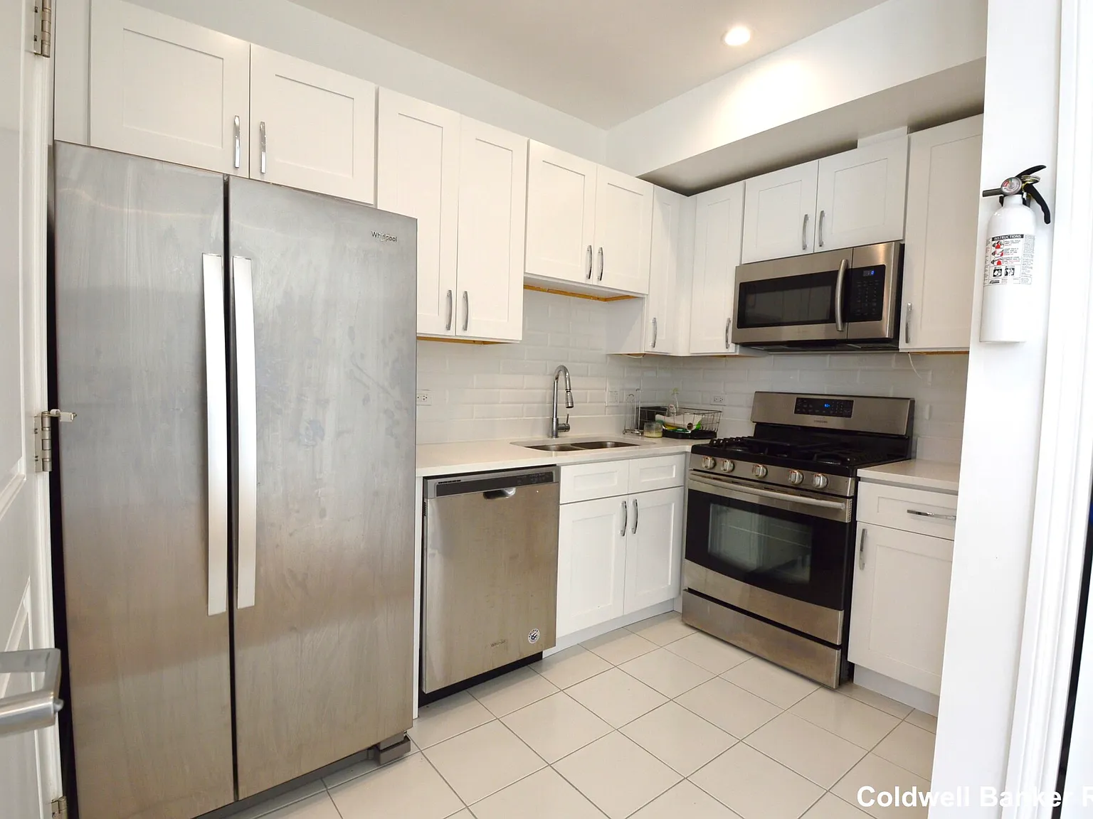 3 bed, 1.5 bath, 1200 sqft, $2,100 — Photo 3