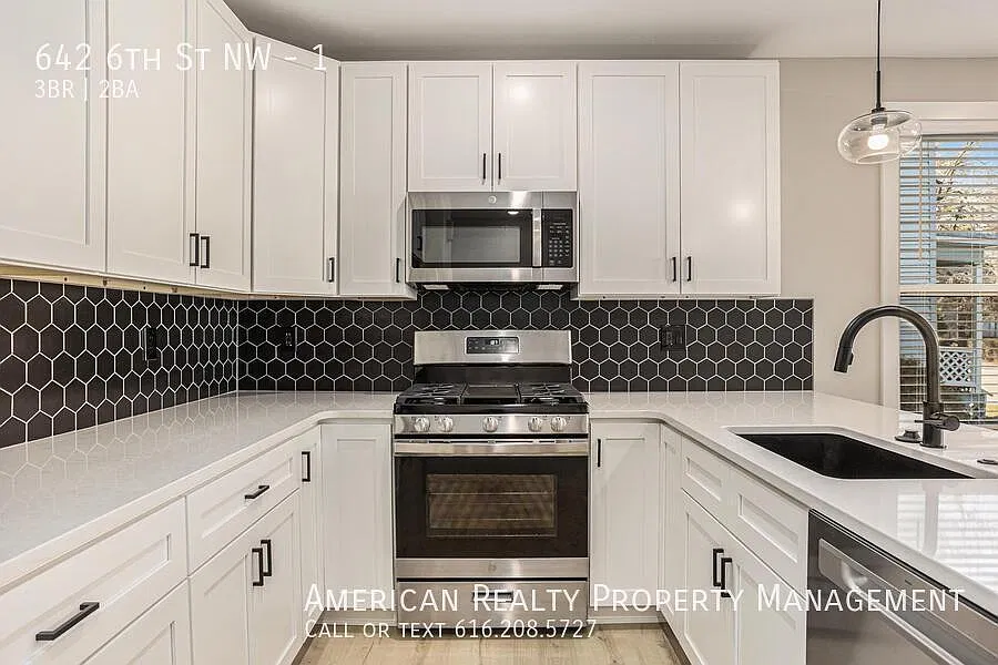 642 6th St NW — Photo 4
