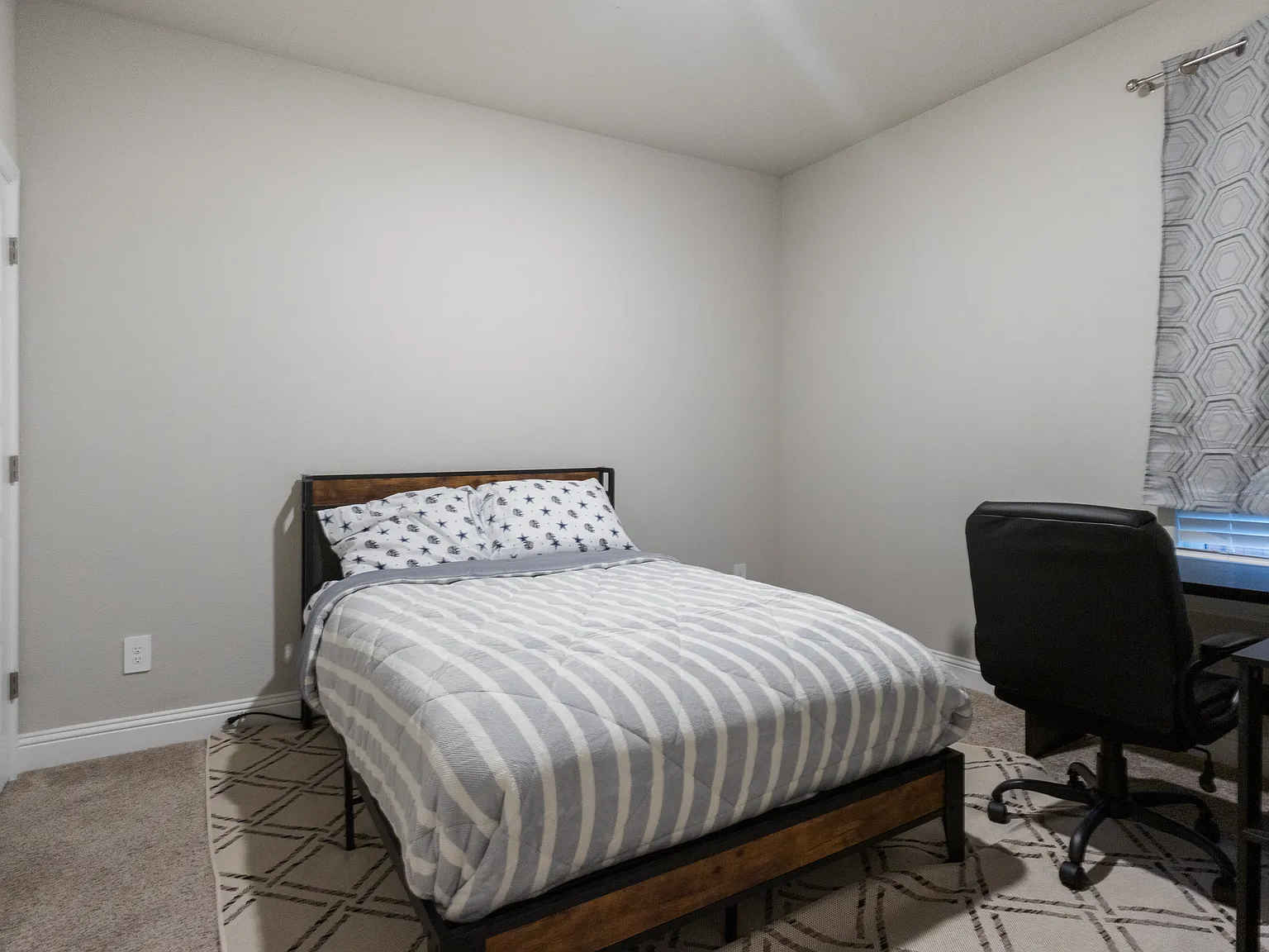 5 bed, 2112 sqft, $2,700 — Photo 3
