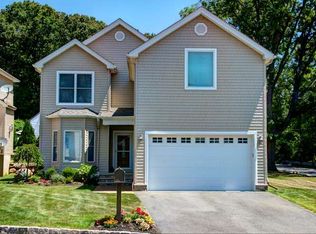 2 Cedar Ct, Totowa, NJ 07512