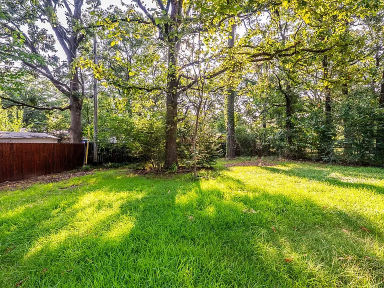 602 W Devon Ave — Photo 3