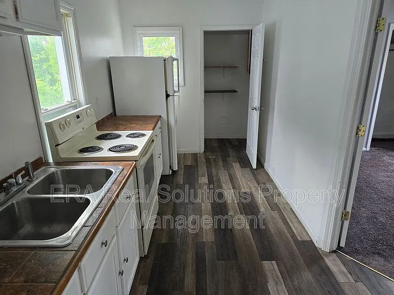 2 bed, 1.0 bath, 949 sqft, $875 — Photo 1