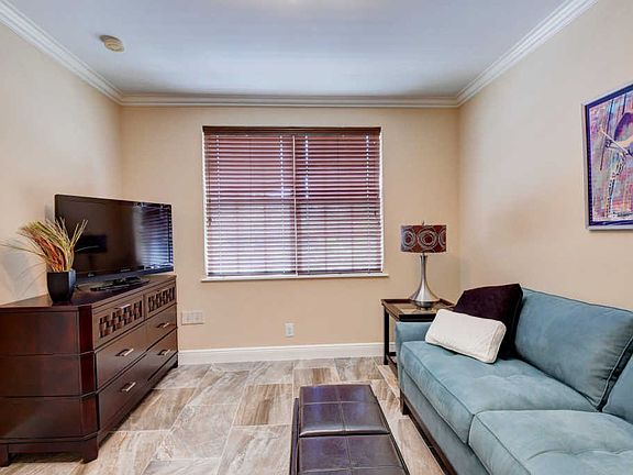 4th image of 1012 E Heritage Club Cir