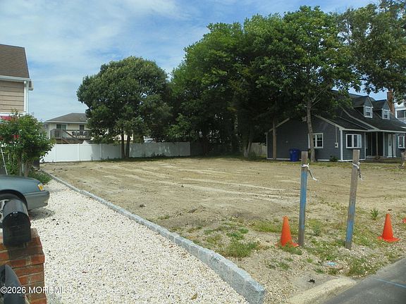 3rd image of 690 Bayview Drive