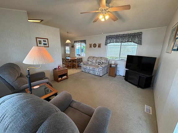 4th image of 38 Cedar Cir