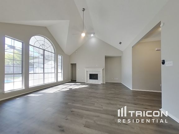2nd image of 204 E Lynn Creek Dr