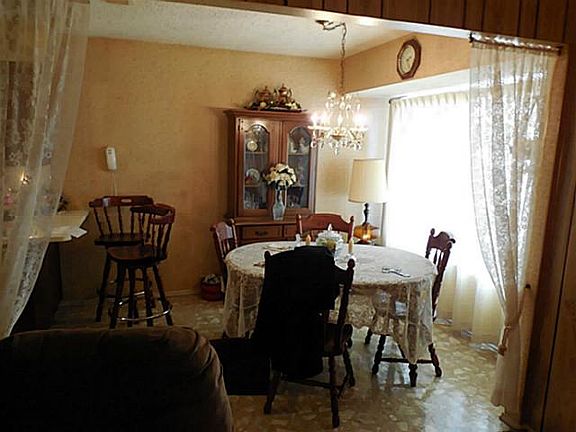 4th image of 2836 S Meadow Dr