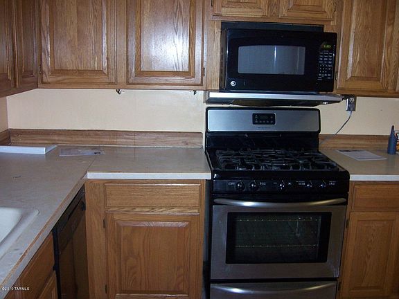 3rd image of 932 N Rosemont Blvd
