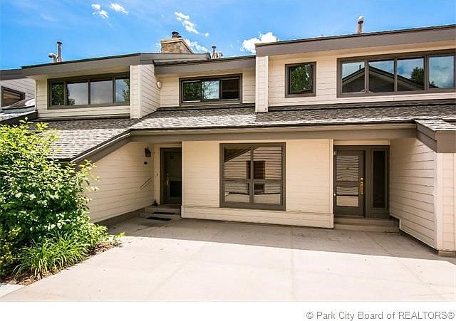 Front of 1424 Deer Valley Drive