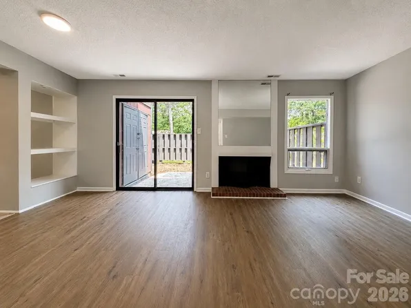 6101 Honeysuckle Ln, Charlotte, NC 28212