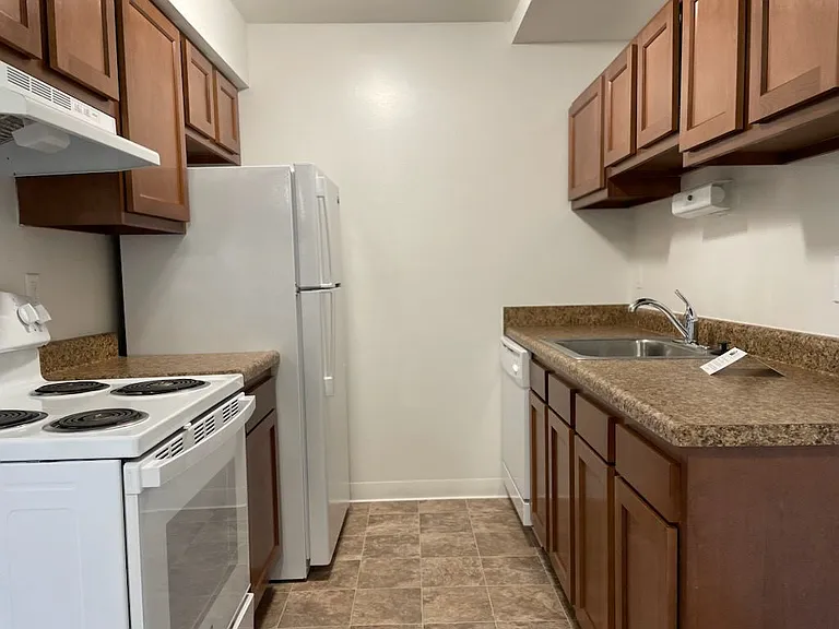 Charter Oaks Apartments — Photo 240