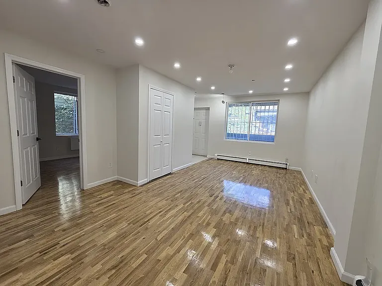 385 Vernon Ave #1F — Photo 4