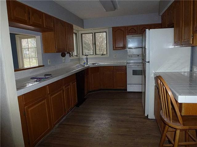 2nd image of 669 Old Hunt Way