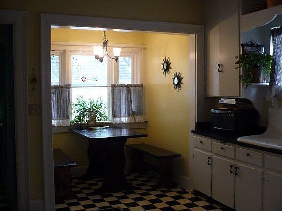 4th image of 107 Sayre St