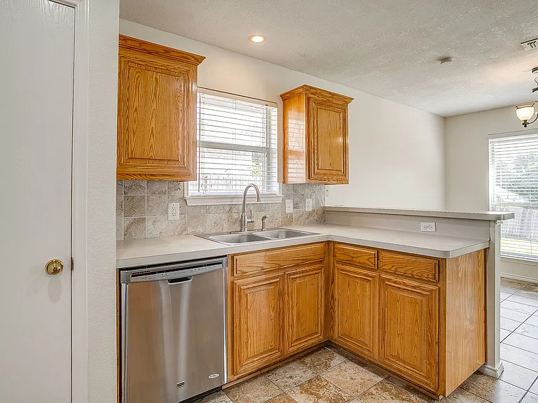 608 Gracie Ln — Photo 16