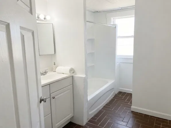 104 Duke St Room 3, Miramichi, NB E1N 1H2