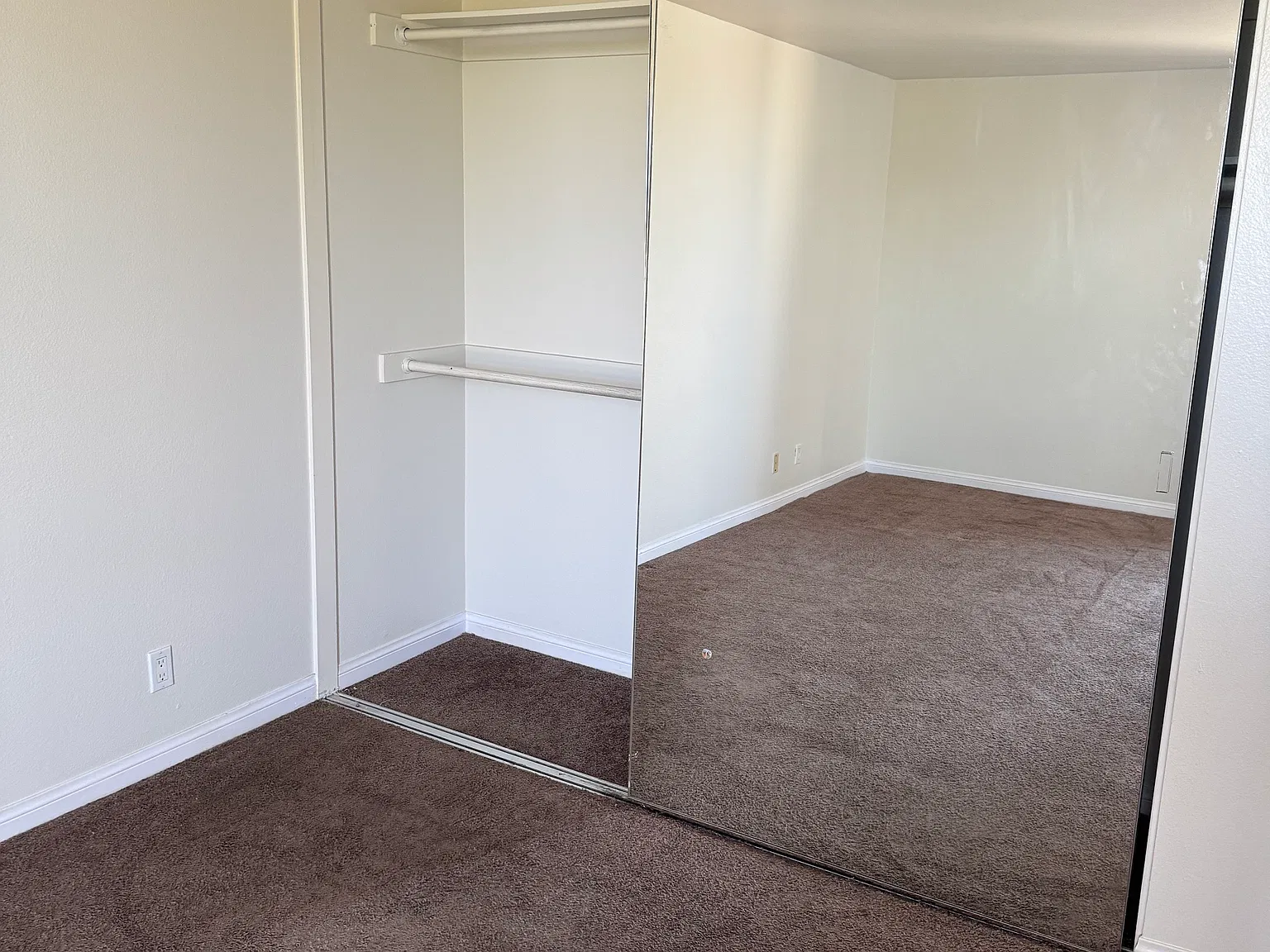 2 bed, 950 sqft, $2,700 — Photo 4
