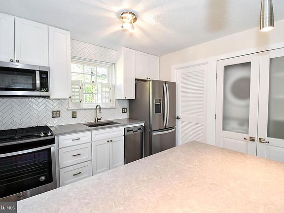 2nd image of 60 E Rosemont Ave
