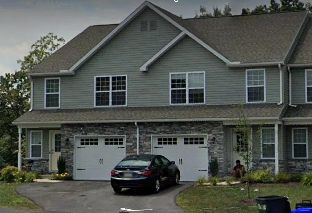 3 bed, 2.5 bath, 1860 sqft, $2,400 — Photo 1