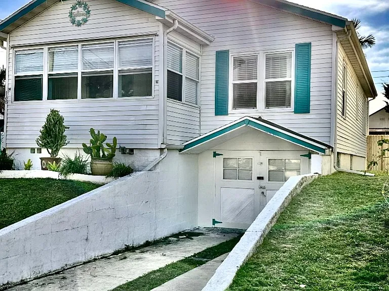 136 S Oleander Ave — Photo 4