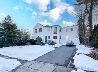 9 Ramsey Rd, Great Neck, NY 11023