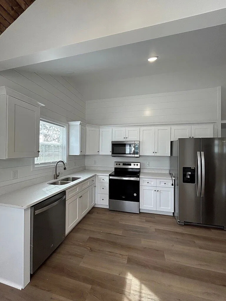 2 bed, 1.0 bath, $1,300 — Photo 3