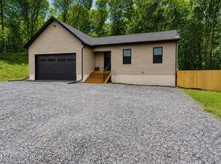 128 Pitch Pine Dr, Milford, PA 18337