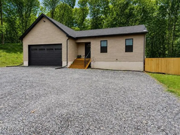 128 Pitch Pine Dr, Milford, PA 18337