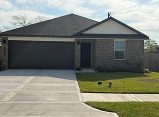 523 Robin St, Angleton, TX 77515