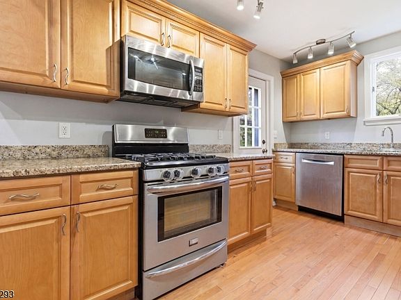 5th image of 86 Hiawatha Blvd