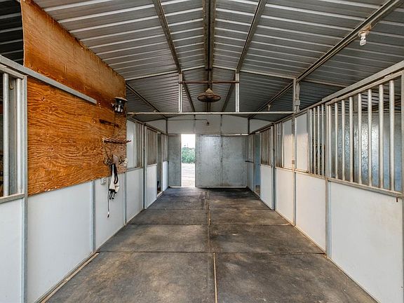 3rd image of 7854 Oak Hills Cir