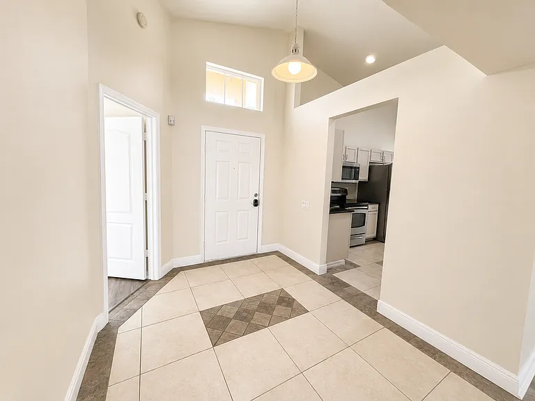 4201 Pine Isle Dr — Photo 3