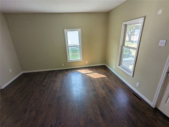 5th image of 916 N 12th St