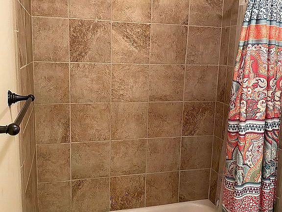 2nd bathroom, view 3