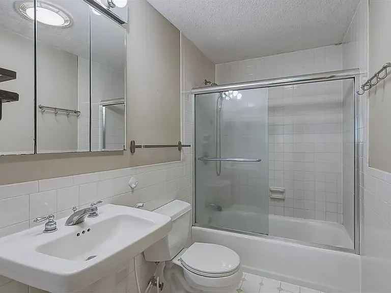 4 bed, 2.5 bath, 1917 sqft, $3,600 — Photo 4