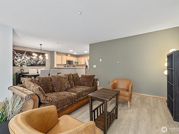 4th image of 1981 24th Avenue NE #104