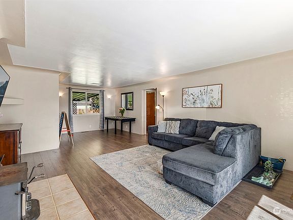 5th image of 1215 Stillwell Street NE