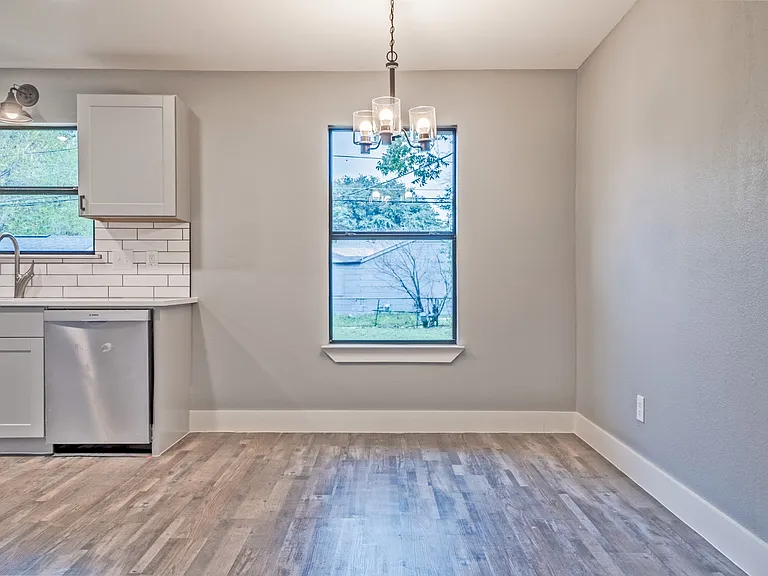 2423 Fenwick Dr — Photo 13