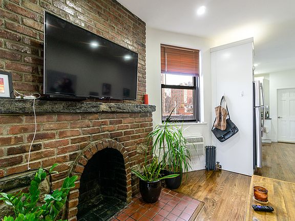 5th image of 252 W 20th St APT 6B