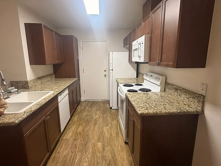 728 Spruce Ave #102 — Photo 3