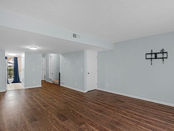 5th image of 44 Knollwood Cir